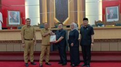 Wakil Gubernur Kalbar, Krisantus Kurniawan menyerahkan rancangan APBD Kalbar TA 2027 kepada Ketua DPRD Kalbar saat rapat paripurna penyampaian Nota Penjelasan Gubernur Kalbar tentang Raperda APBD Kalbar TA 2027, Senin (26/10/2026). Foto: rob/berkatnewstv