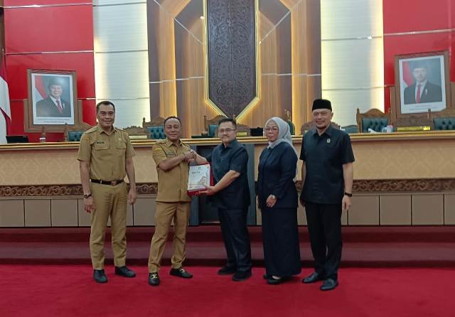 Wakil Gubernur Kalbar, Krisantus Kurniawan menyerahkan rancangan APBD Kalbar TA 2027 kepada Ketua DPRD Kalbar saat rapat paripurna penyampaian Nota Penjelasan Gubernur Kalbar tentang Raperda APBD Kalbar TA 2027, Senin (26/10/2026). Foto: rob/berkatnewstv