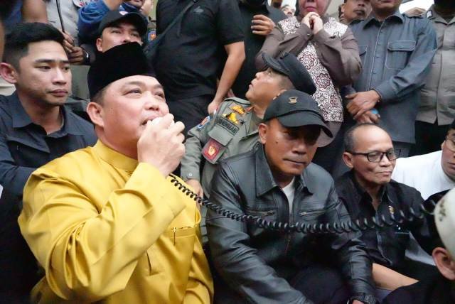 Gubernur Kalimantan Barat, Ria Norsan bersam Wakil Gubernur Kalimantan Barat, Krisantus Kurniawan akhirnya mau menemui mahasiswa yang melakukan aksi demo di Kantor DPRD Provinsi Kalimantan Barat, Jumat (23/10/2026).