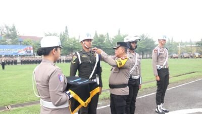 Irwasda Polda Kalbar Kombes Pol. Irwan saat apel gelar pasukan Operasi Patuh Kapuas 2026 pada Senin (26/10/2026) di Lapangan Januraga Polda Kalbar. Foto: ist/berkatnewstv
