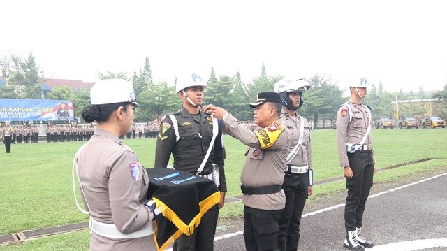 Irwasda Polda Kalbar Kombes Pol. Irwan saat apel gelar pasukan Operasi Patuh Kapuas 2026 pada Senin (26/10/2026) di Lapangan Januraga Polda Kalbar. Foto: ist/berkatnewstv