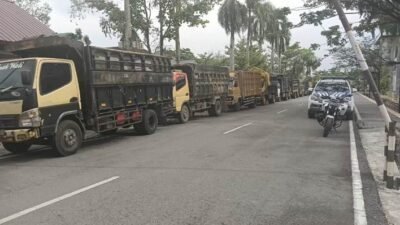 Aksi demo para supir waktu lalu yang mengeluhkan kesulitan mendapat BBM subisidi jenis solar. Organisasi Angkutan Darat (Organda) Provinsi Kalbar pun memastikan tidak akan pernah melindungi oknum anggotanya yang terlibat dalam mafia BBM. Foto: dok berkatnewstv