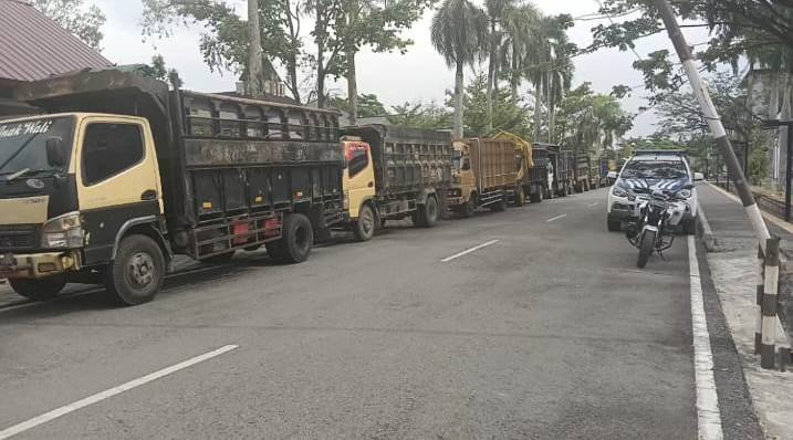 Aksi demo para supir waktu lalu yang mengeluhkan kesulitan mendapat BBM subisidi jenis solar. Organisasi Angkutan Darat (Organda) Provinsi Kalbar pun memastikan tidak akan pernah melindungi oknum anggotanya yang terlibat dalam mafia BBM. Foto: dok berkatnewstv