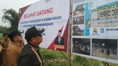 Ketua Komisi V DPR RI Lasarus didampingi Bupati Kubu Raya Sujiwo meninjau lokasi rencana pembangunan Pasar Induk di Kubu Raya, Selasa (20/10/2026). Foto: dian/berkatnewstv