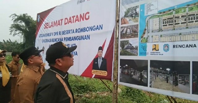Ketua Komisi V DPR RI Lasarus didampingi Bupati Kubu Raya Sujiwo meninjau lokasi rencana pembangunan Pasar Induk di Kubu Raya, Selasa (20/10/2026). Foto: dian/berkatnewstv