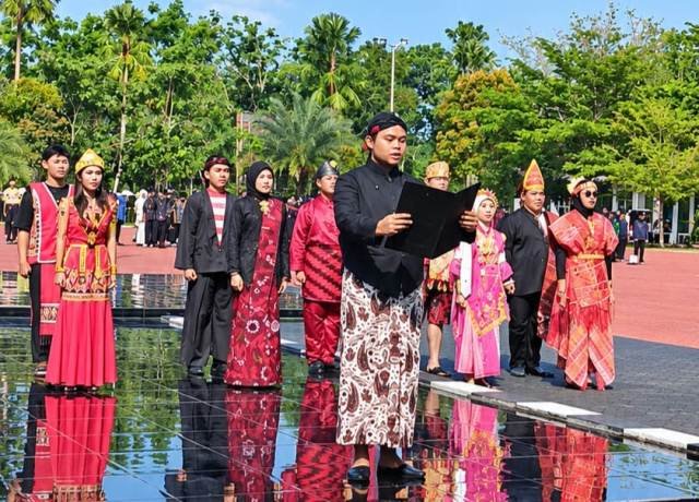 Pemuda Kubu Raya saat mengikuti upacara memperingati Hari Sumpah Pemuda ke-98 di halaman Kantor Bupati Kubu Raya, Rabu (28/10/2026). Foto: dian/berkatnewstv
