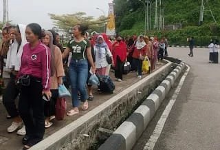 Lagi-lagi Pekerja Migran Indonesia (PMI) dideportasi dari Malaysia. Kali ini jumlahnya sebanyak 205 orang baik laki-laki maupun perempuan. Konsulat Jenderal Republik Indonesia (KJRI) mendeportasi ke-205 PMI itu dari Bakenu, Malaysia melalui PLBN Entikong, Kabupaten Sanggau, Rabu (28/10/2026). Foto: ist/berkatnewstv