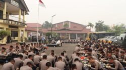 Sebanyak 300 personel Polda Kalbar dikerahkan untuk penanganan kebakaran hutan dan lahan (karhutla) di Kabupaten Ketapang pada Minggu (25/10/2026). Ke-300 personel yang diterjunkan terdiri dari 100 personel Dit Samapta Polda Kalbar dan 200 personel Satbrimob Polda Kalbar. Foto: ist/berkatnewstv