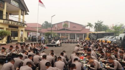 Sebanyak 300 personel Polda Kalbar dikerahkan untuk penanganan kebakaran hutan dan lahan (karhutla) di Kabupaten Ketapang pada Minggu (25/10/2026). Ke-300 personel yang diterjunkan terdiri dari 100 personel Dit Samapta Polda Kalbar dan 200 personel Satbrimob Polda Kalbar. Foto: ist/berkatnewstv