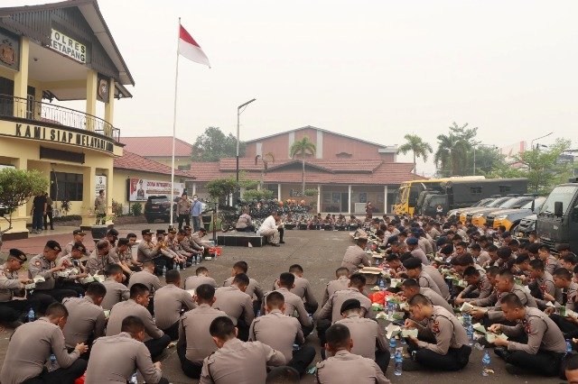 Sebanyak 300 personel Polda Kalbar dikerahkan untuk penanganan kebakaran hutan dan lahan (karhutla) di Kabupaten Ketapang pada Minggu (25/10/2026). Ke-300 personel yang diterjunkan terdiri dari 100 personel Dit Samapta Polda Kalbar dan 200 personel Satbrimob Polda Kalbar. Foto: ist/berkatnewstv