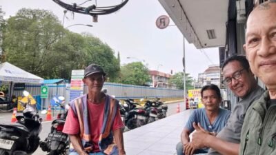 Penasehat FRKP Bruder Stephanus Paiman OFMCap saat bertandang ke kawasan Jalan Diponegoro Pontianak, Selasa (20/10/2026) mendengarkan keluh kesah jukir dan tukang stemple dampak dari mega proyek Sistem Pengelolaan Air Limbah Domestik Terpusat (SPALD-T) yang sedang dibangun. Foto: ist/berkatnewstv