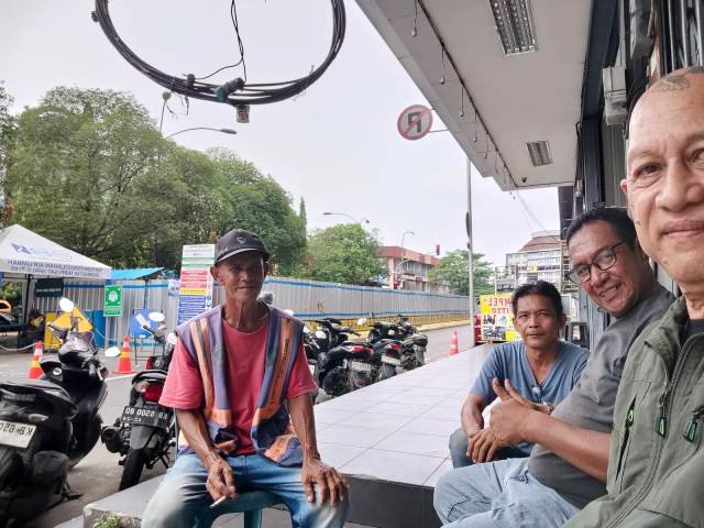 Penasehat FRKP Bruder Stephanus Paiman OFMCap saat bertandang ke kawasan Jalan Diponegoro Pontianak, Selasa (20/10/2026) mendengarkan keluh kesah jukir dan tukang stemple dampak dari mega proyek Sistem Pengelolaan Air Limbah Domestik Terpusat (SPALD-T) yang sedang dibangun. Foto: ist/berkatnewstv