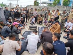 Warga Batu Ampar Demo Keluhkan Masalah BBM, Listrik Hingga Ongkos Transport Air
