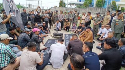 Warga Batu Ampar melakukan aksi demo di kantor DPRD Kubu Raya, Senin (26/10/2026). Warga menuntut penegasan Pemerintah Kabupaten Kubu Raya tentang berbagai persoalan yang terjadi selama ini. Foto: dian/berkatnewstv