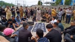 Warga Batu Ampar saat demo di Kantor DPRD Kubu Raya pada Senin (26/10/2026) menyampaikan tuntutan antara lain penyelesaian persoalan BBM subsidi yang selama ini sulit didapat. Foto: dian/berkatnewstv