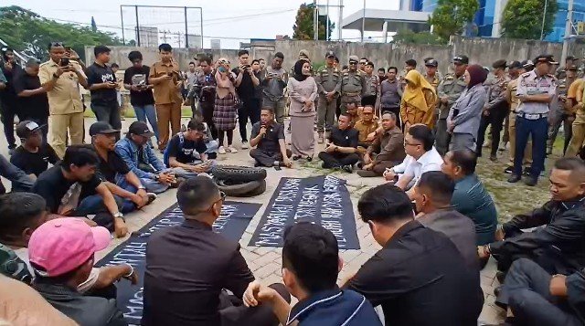 Warga Batu Ampar saat demo di Kantor DPRD Kubu Raya pada Senin (26/10/2026) menyampaikan tuntutan antara lain penyelesaian persoalan BBM subsidi yang selama ini sulit didapat. Foto: dian/berkatnewstv